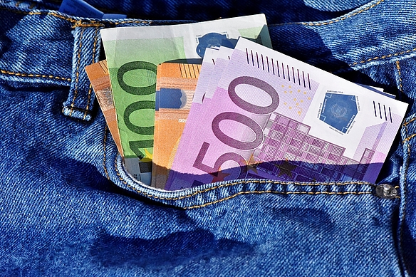 500, 200, 100 Euroscheine in Jeanshosentasche